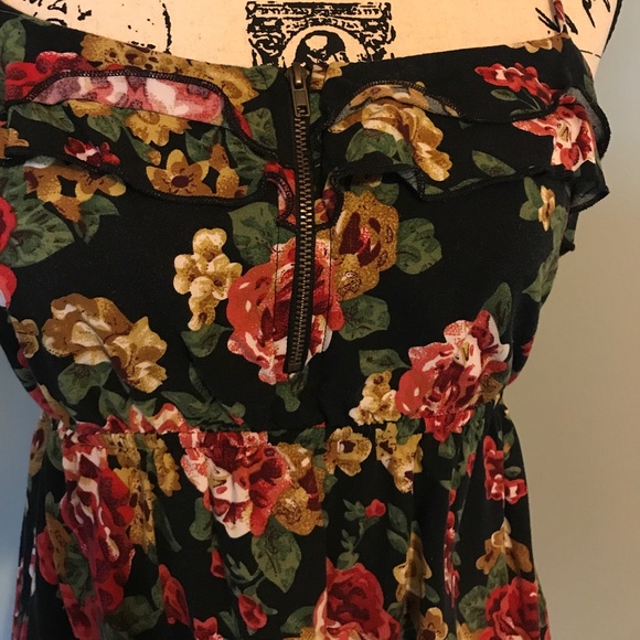 Floral Ruffle Tank Top - Picture 2 of 3