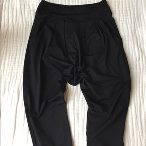 Lululemon black harem crops size 6