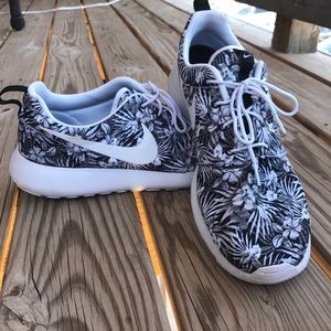 Nike Roshe size 12 fit like 13!!