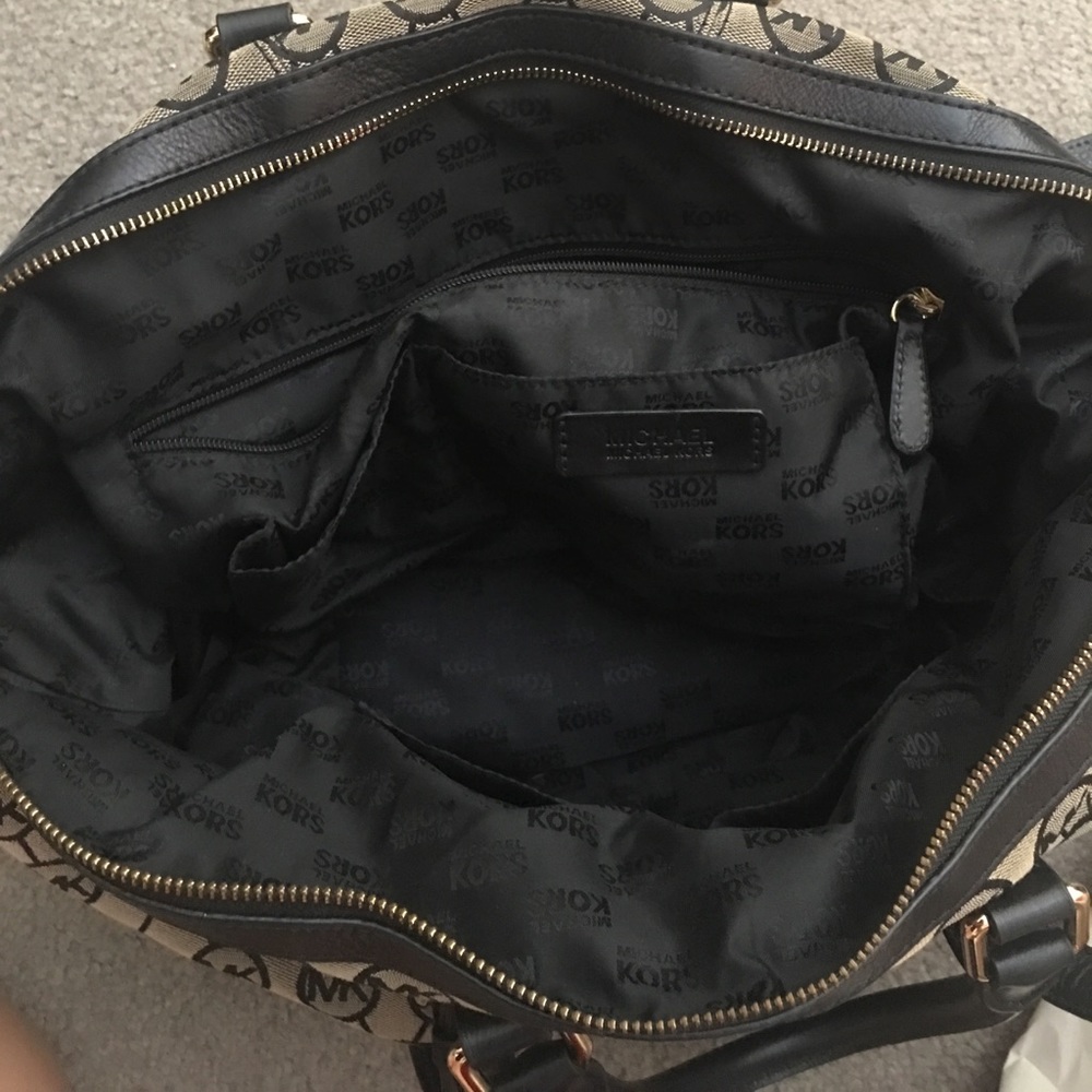 Michal Kors Handbag- w/detachable shoulder strap - Picture 5 of 6