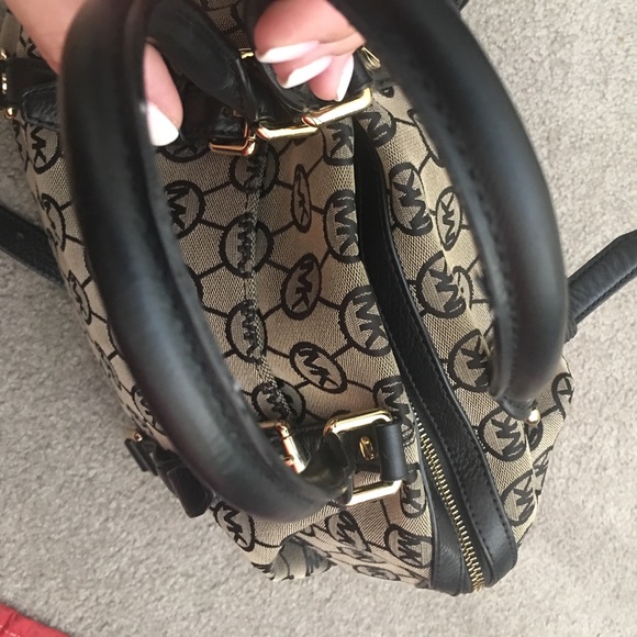 Michal Kors Handbag- w/detachable shoulder strap - Picture 2 of 6