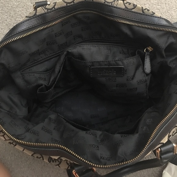 Michal Kors Handbag- w/detachable shoulder strap - Picture 5 of 6