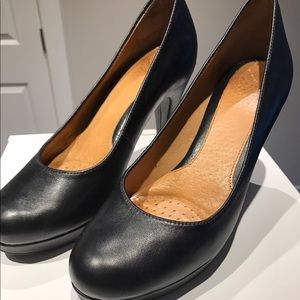 Naturalizer black pumps