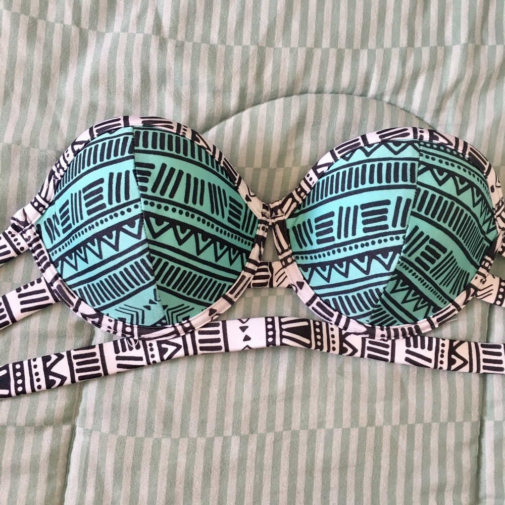 Bikini top with Aztec pattern