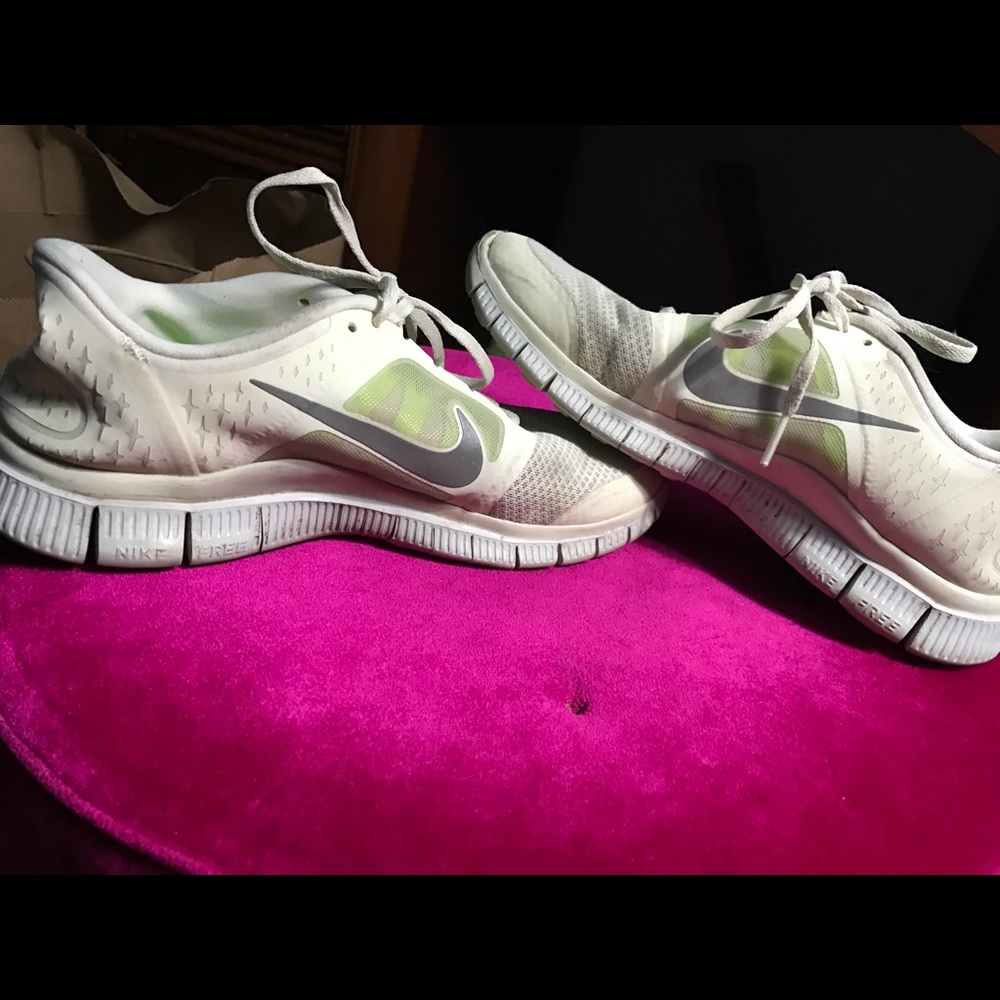 White Nike free runs