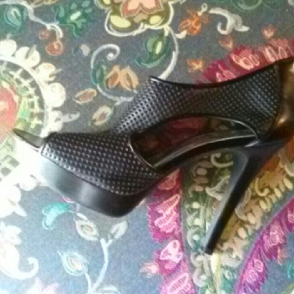 INC leather cage look shoe with box. Great used.co