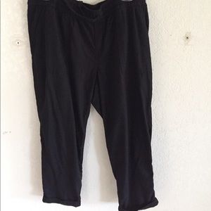 Old Navy cropped black pants.