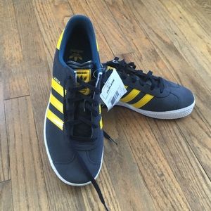 Adidas gazelle tennis shoes. Men's 7 women's 8.