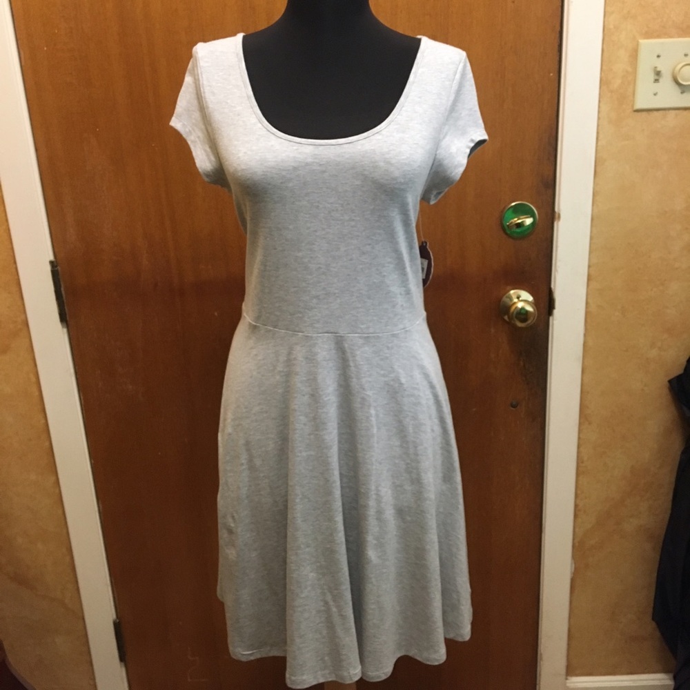 Feminine dress with cutout