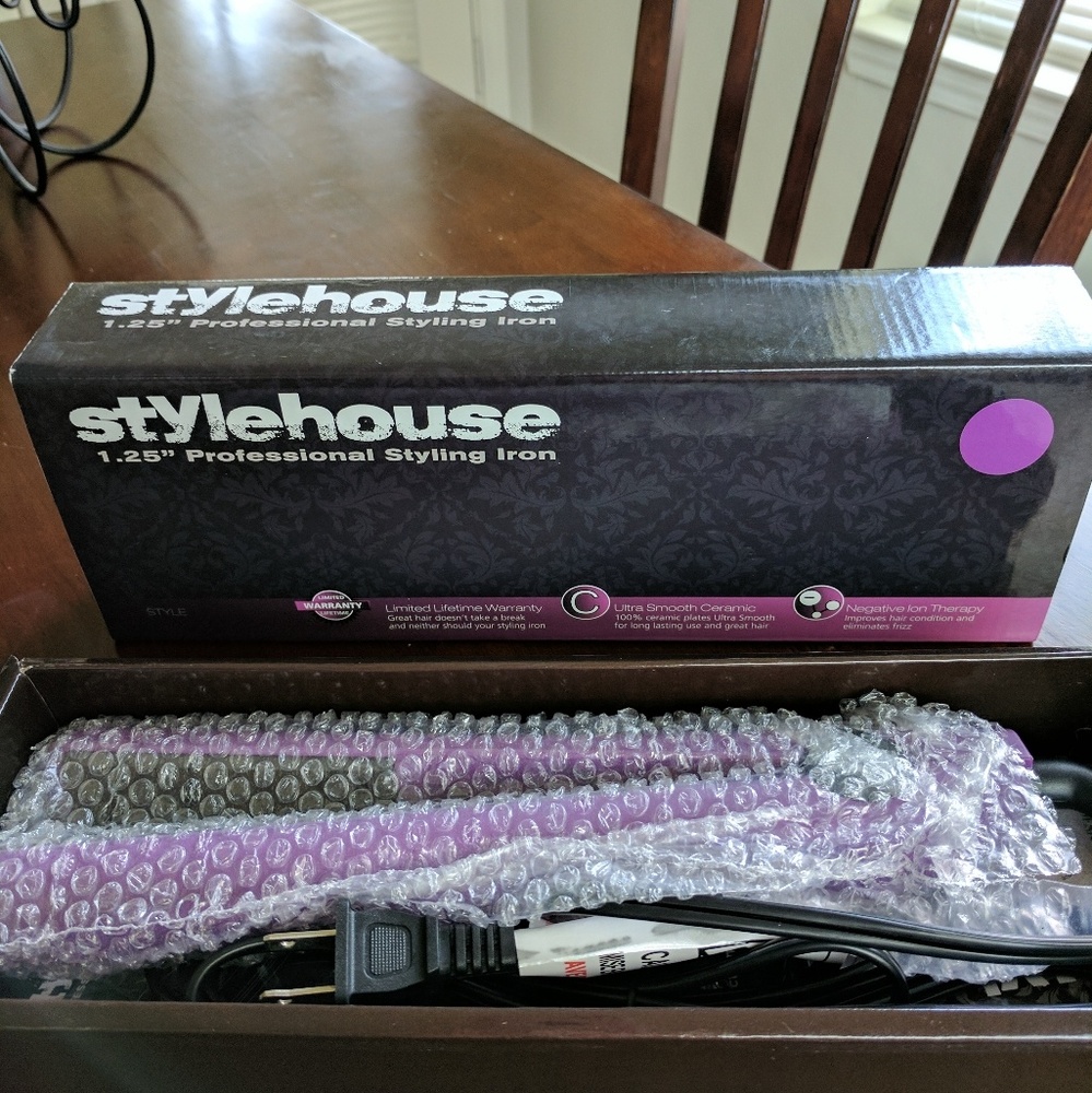 BRAND NEW Stylehouse 1.25" Straightener