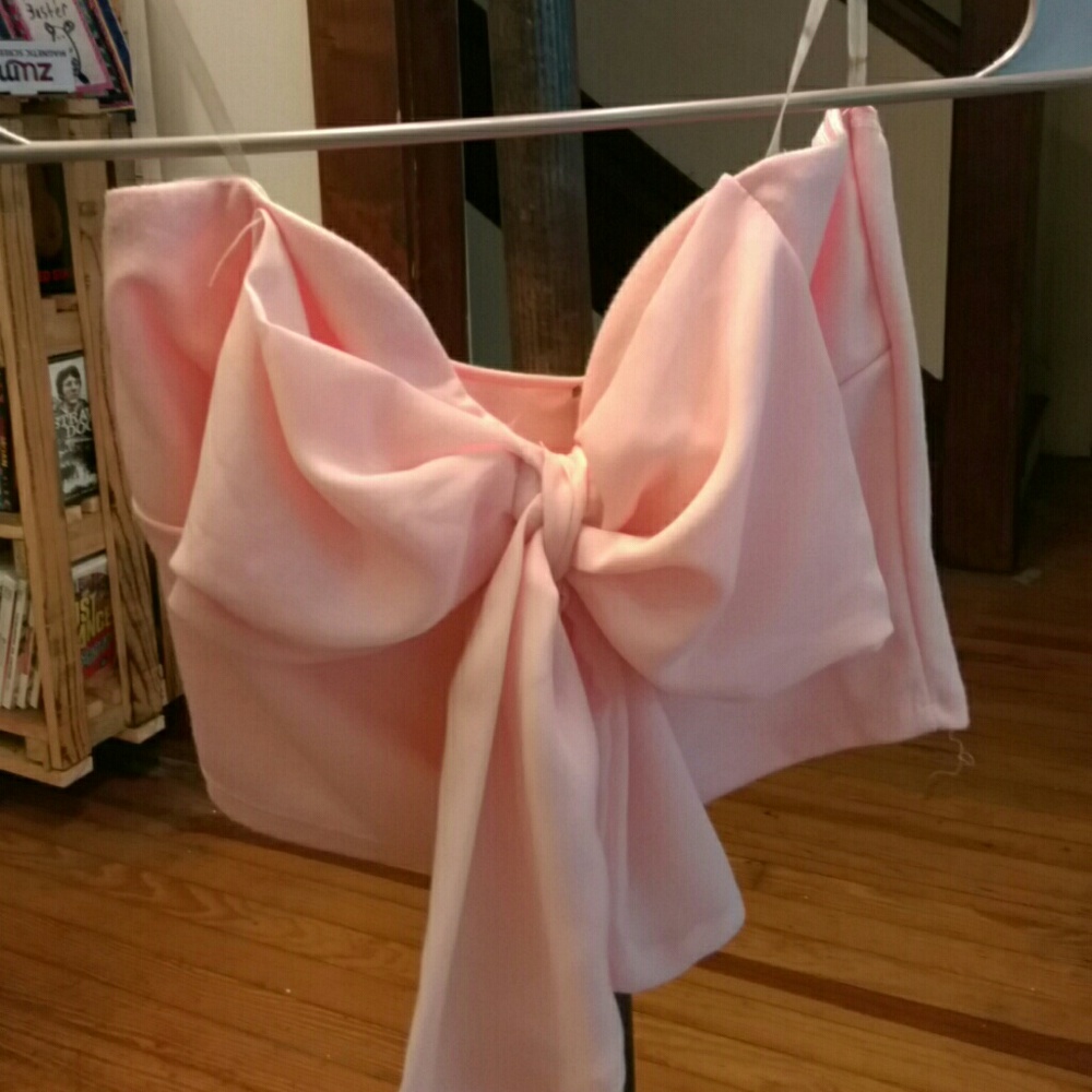 Strapless bow Shirt.