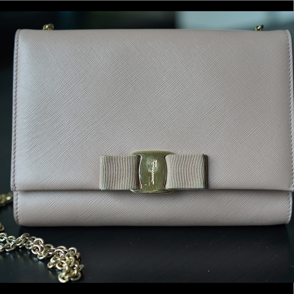 Salvatore Ferragamo Miss Vara clutch. Pink color.