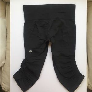 Lululemon In the Flow cropped yoga pants