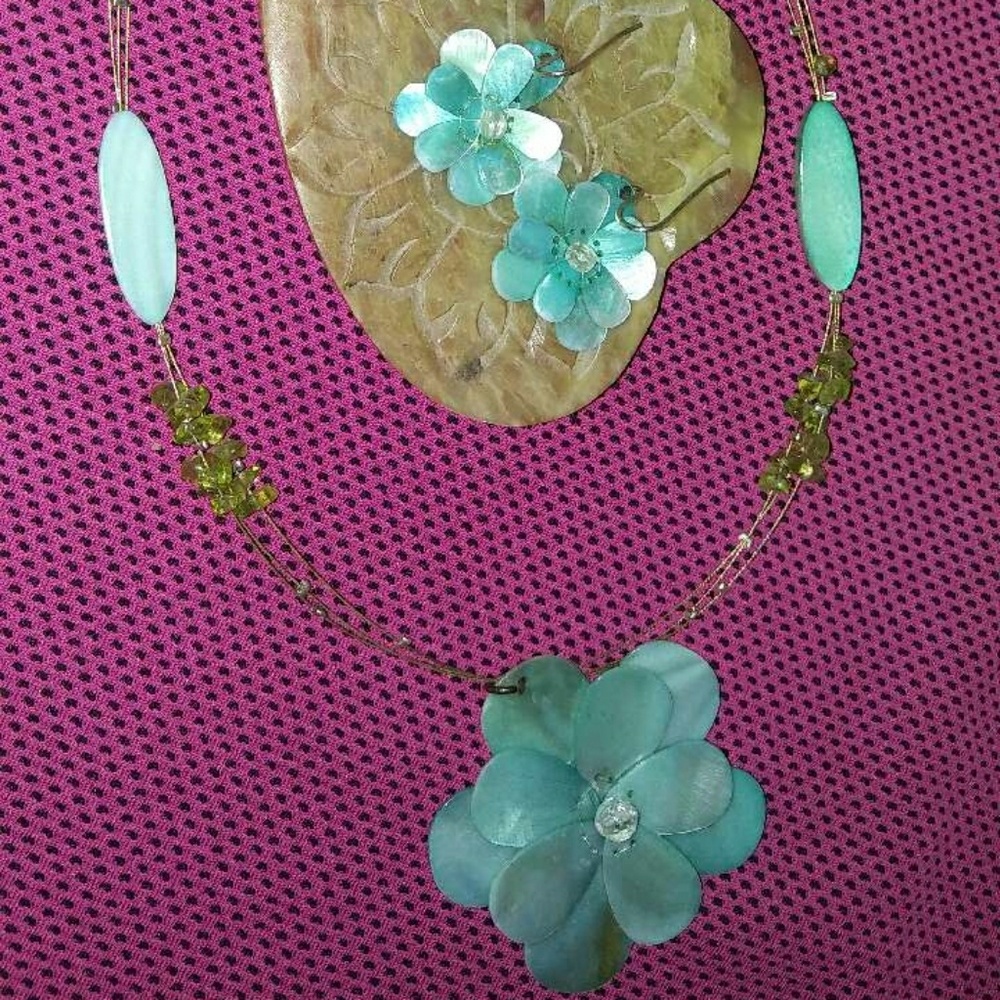 Gorgeous Blue flower beaded necklace.