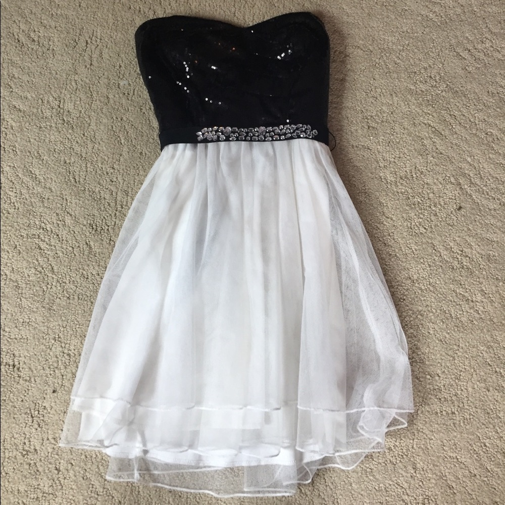 WHITE AND BLACK STRAPLESS HOMECOMING DRESS!