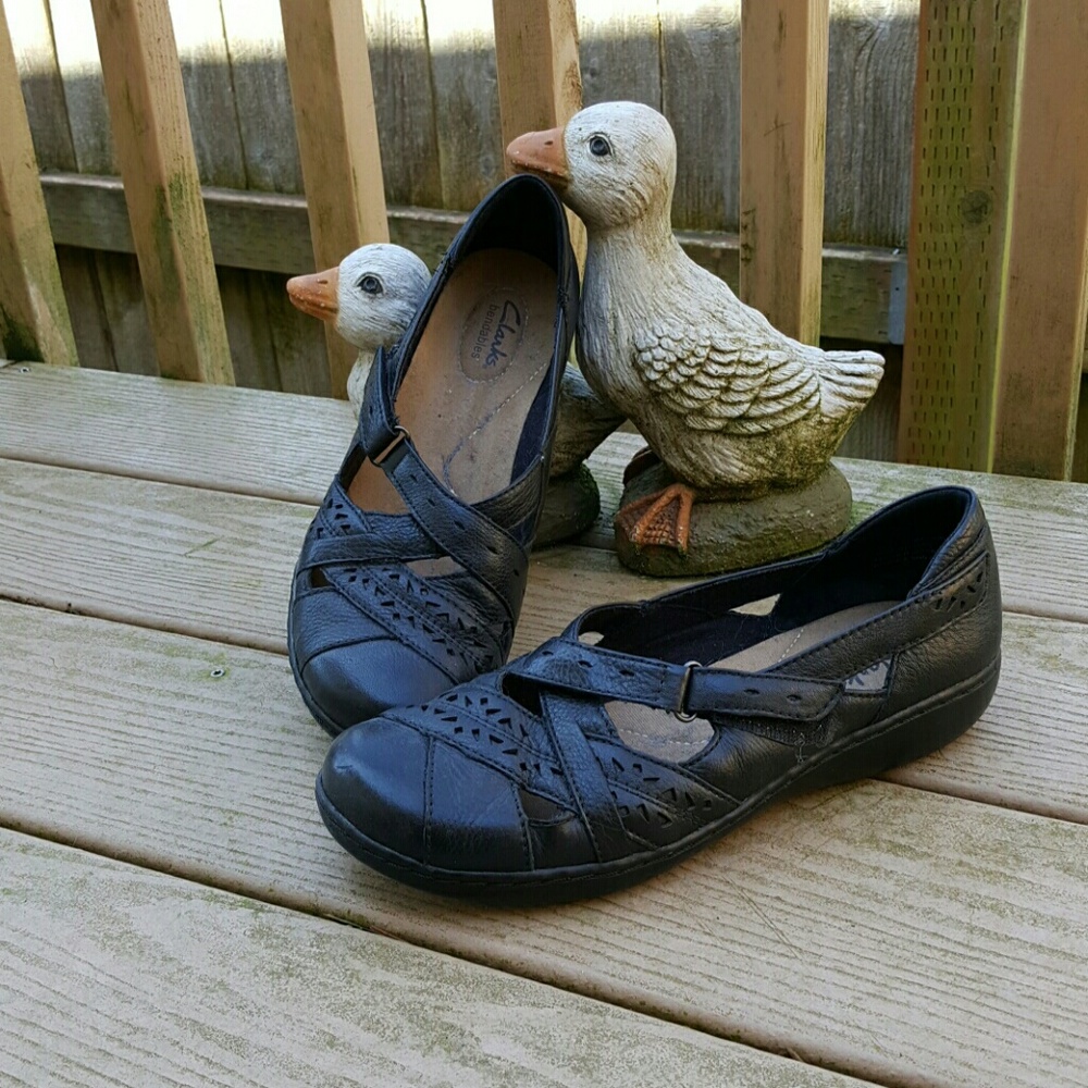 Cute black flats.