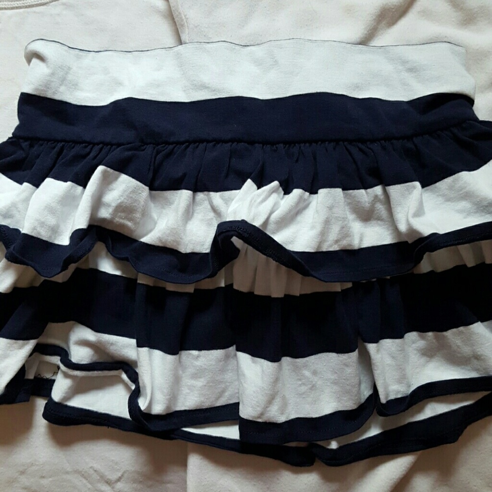 Wavy mini skirt w/navy blue stripes