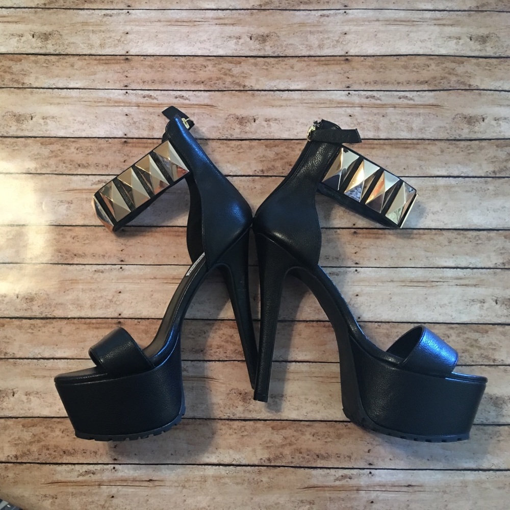 Like new Steve Madden open toe pumps