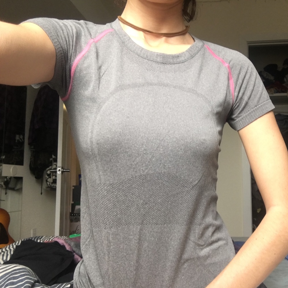 LULULEMON SOFT GRAY TEE