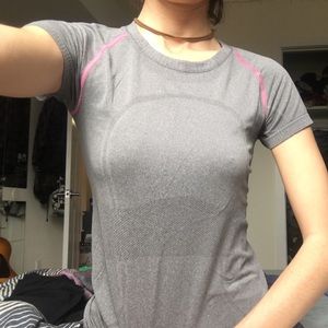 LULULEMON SOFT GRAY TEE