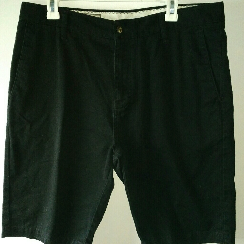 10% OFF LOWEST Men's Volcom black bermuda shorts
