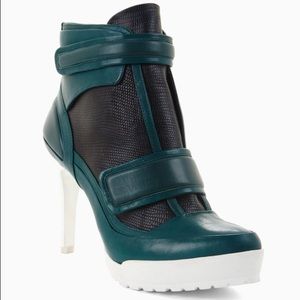 BCBGMAXAZRIA RUNWAY POWE HEEL