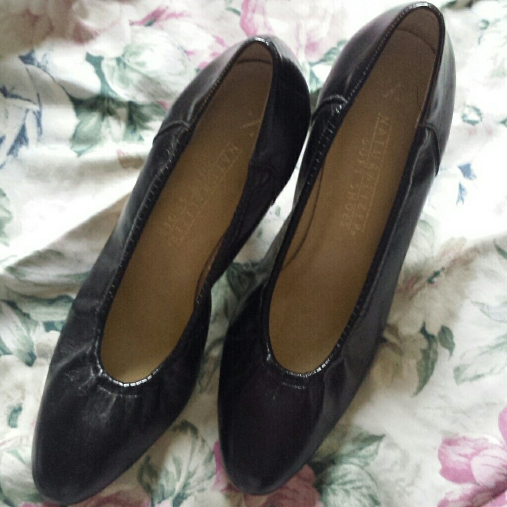 Black pumps