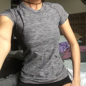 LULULEMON SOFT GRAY TEE