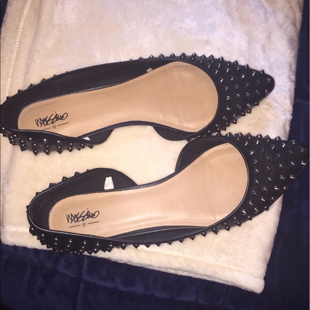 Stylish studded flats! 💋