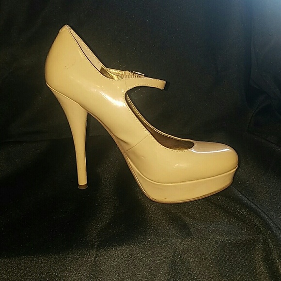 Guess Heels - Picture 2 of 3