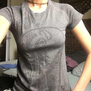 GRAY LULULEMON TEE W MUTED PAISLEY PATTERN