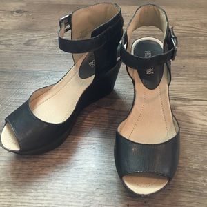 Kenneth Cole Reaction black wedges 7