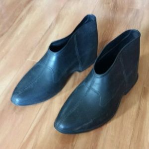 TINGLEY Cowboy boot over shoes