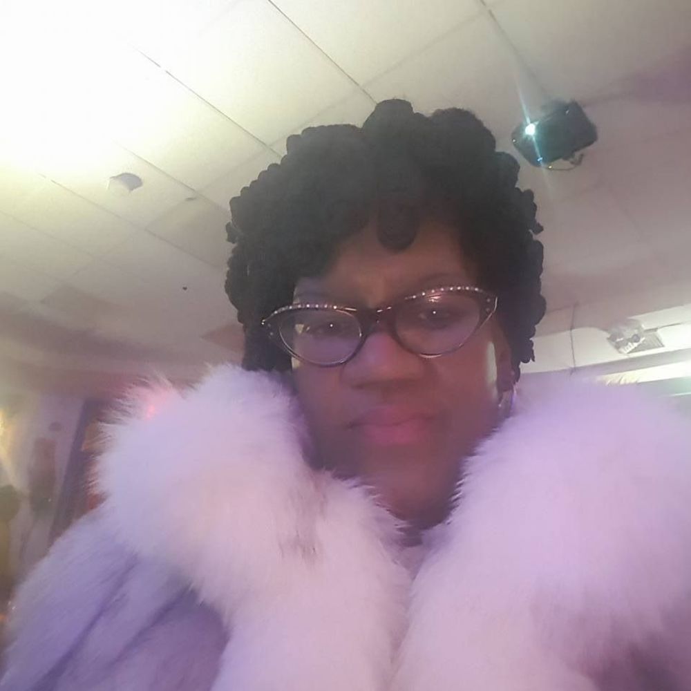 Meet your Posher, Yvette