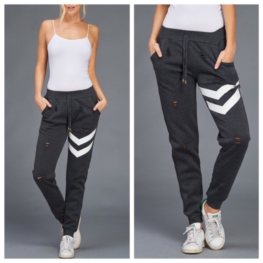 🌼💕HOST PICK!!!🌼🥰Chevron Distressed Joggers