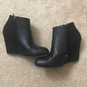 Size 7 Steve Madden wedge booties