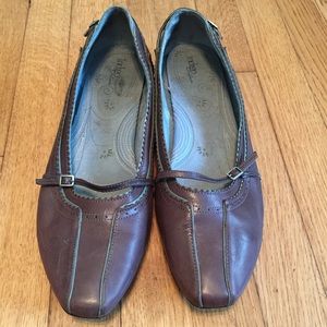 Women's size 12 Clarks Indigo Brown flats w/buckle