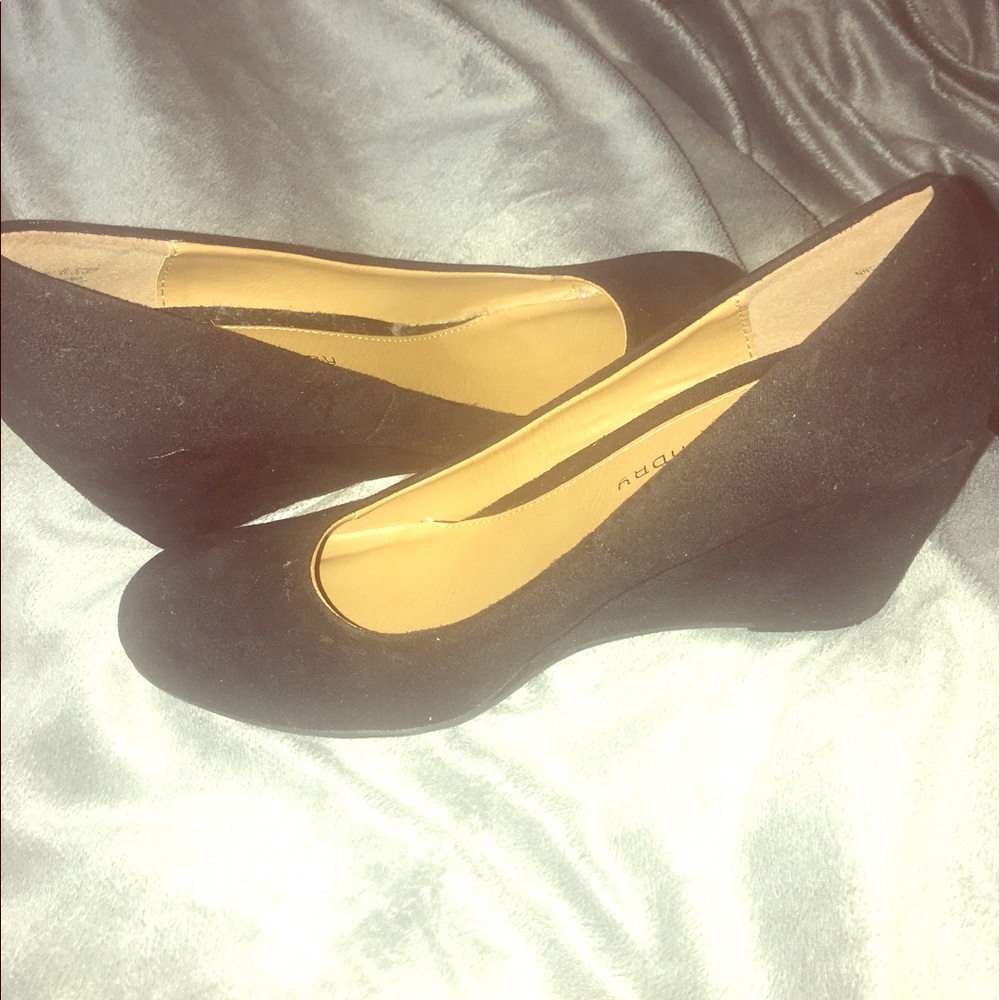 Chinese Laundry Black wedge . Never worn 🔥