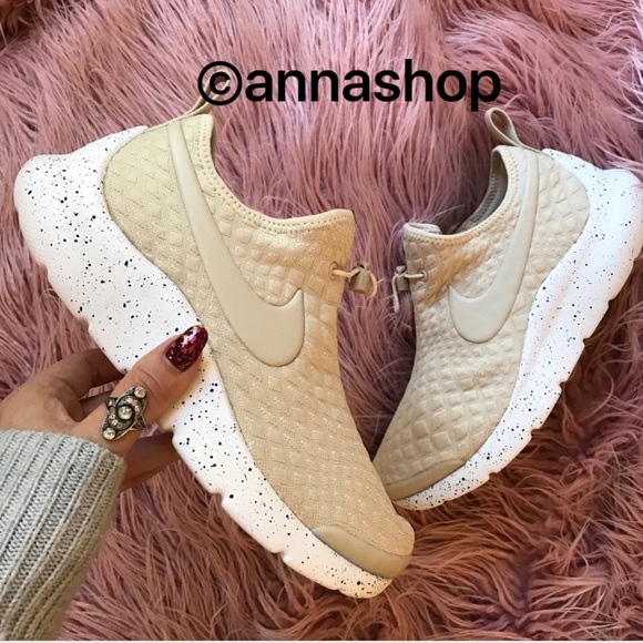 NWT Nike Aptere oatmeal 🍪 - Picture 2 of 7