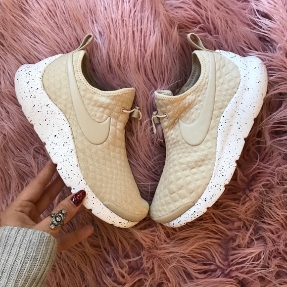NWT Nike Aptere oatmeal 🍪 - Picture 3 of 7