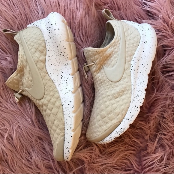 NWT Nike Aptere oatmeal 🍪 - Picture 6 of 7
