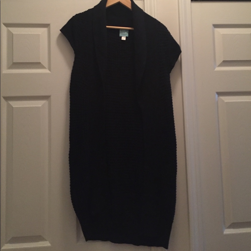 Black tunic sweater capped sleeves.