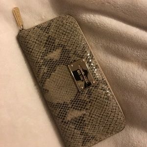 Sale!' Michael Kors Wallet | Jet Set Travel ✨