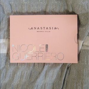 ABH NICOLE GUERRIERO GLOW KIT
