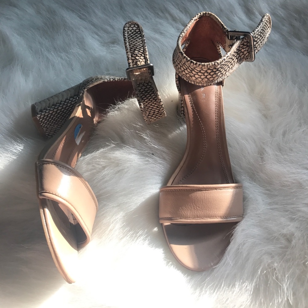Short heeled sandals