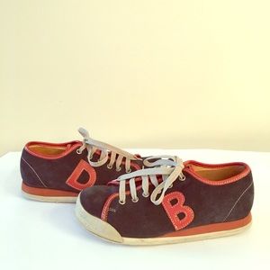 Unique sneakers in navy suede and orange leather