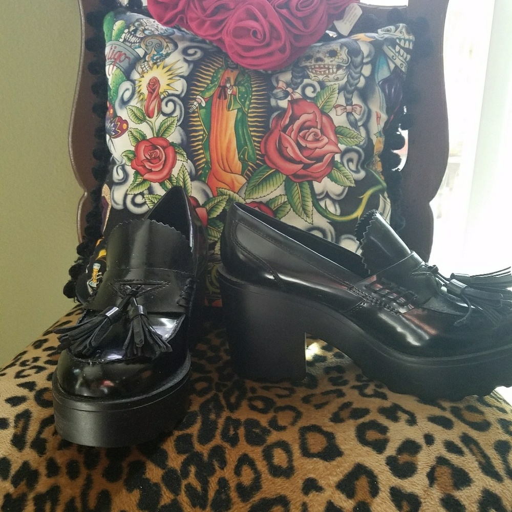 Black wedge loafers