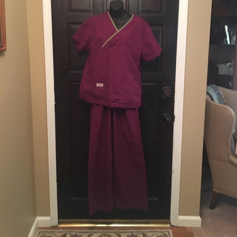 Scrub set excellent condition