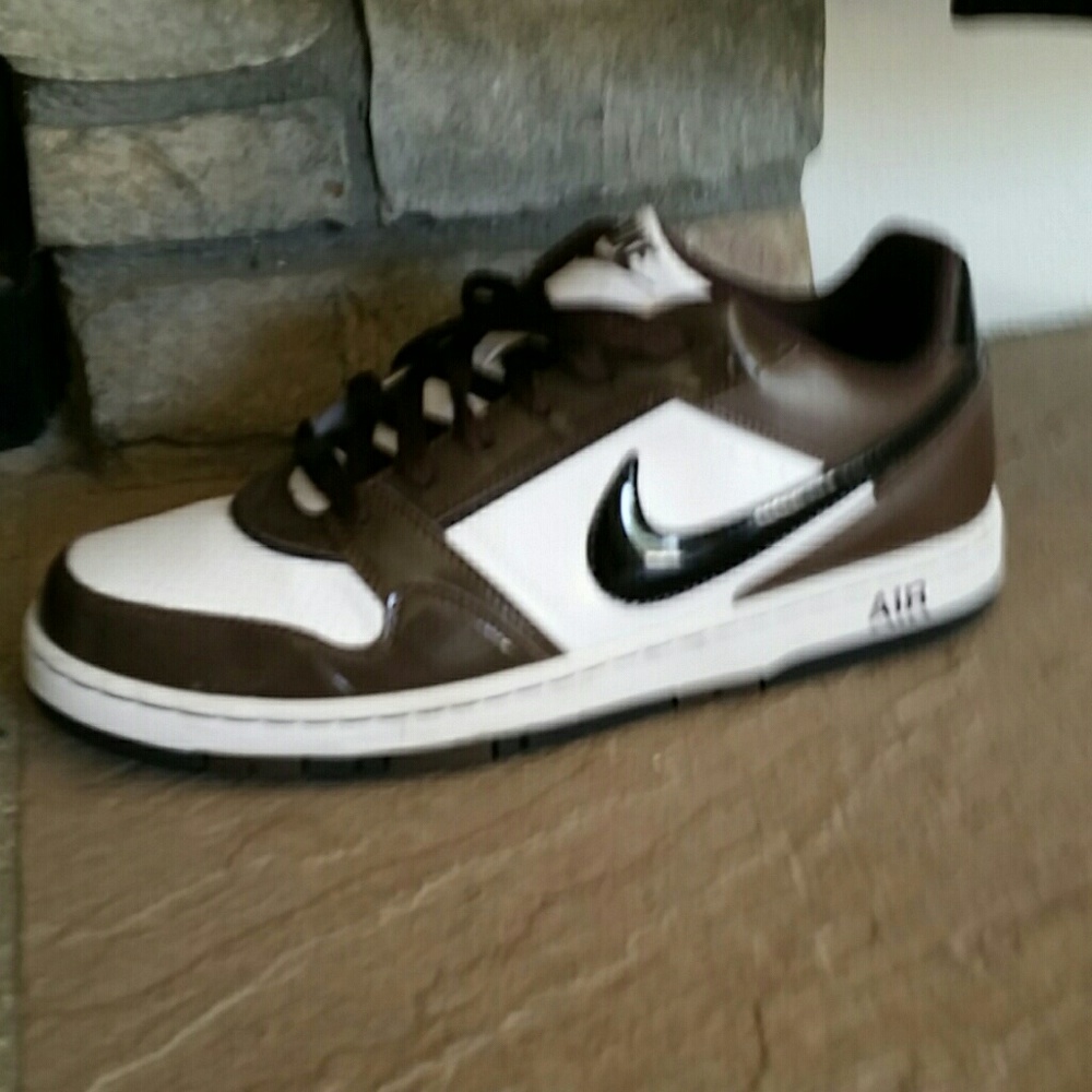NIKE AIR SHOES (LIKE NEW)