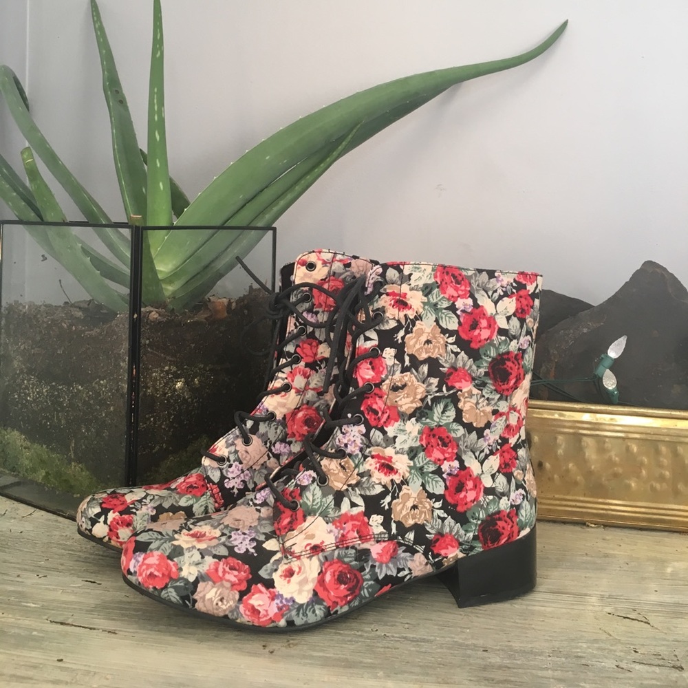 Adorable floral zip up boots size 11